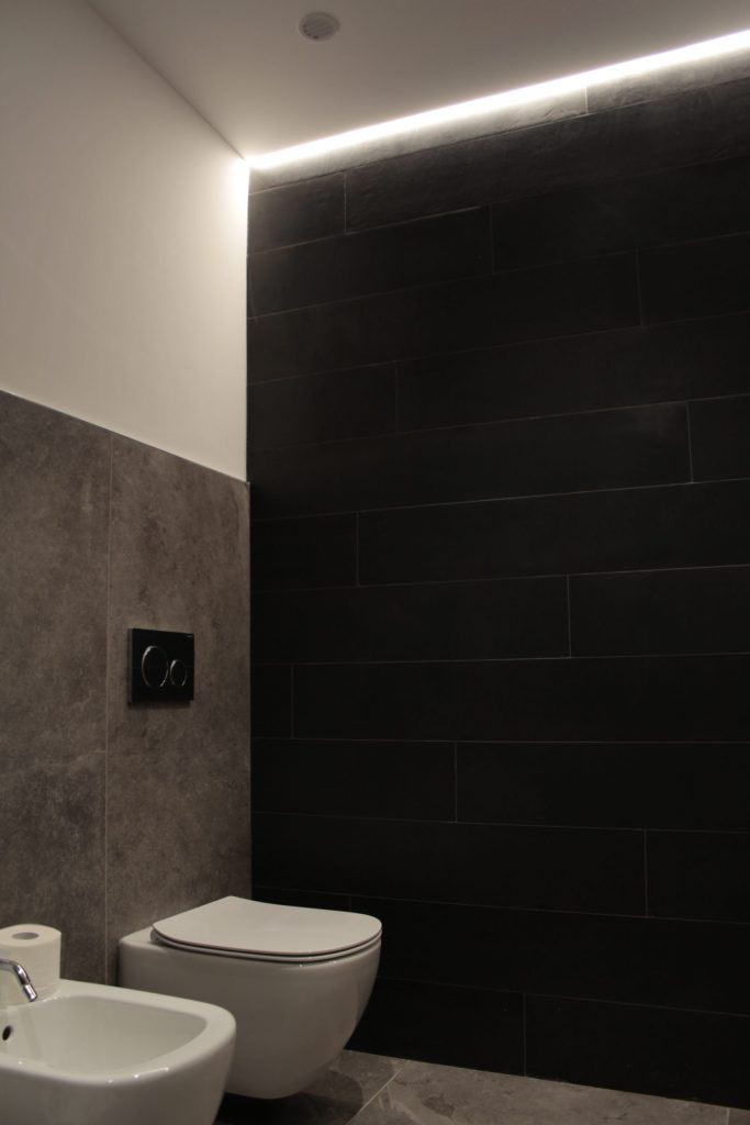 illuminazione della parete del bagno con profili wall wash