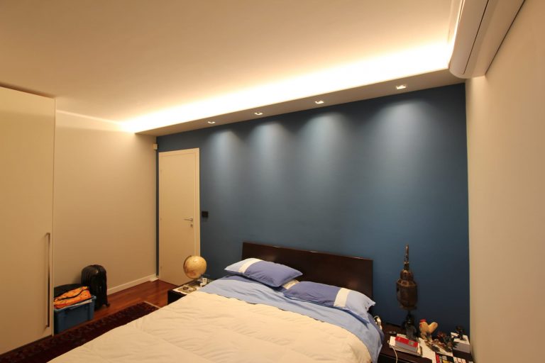 camera da letto illuminata